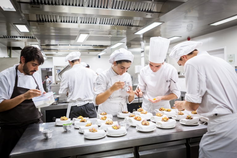 Estudiantes del Basque Culinary Center emplatando en la cocina